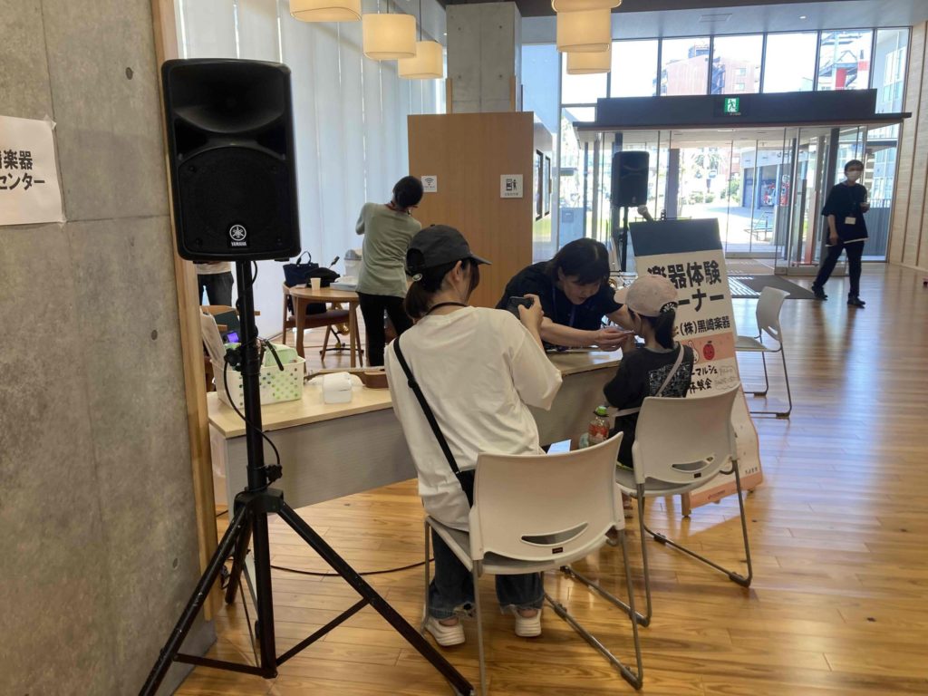 レインボーマルシェ ミニコンサート・楽器体験会の様子