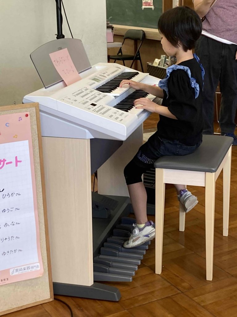 レインボーマルシェリレーコンサートの様子