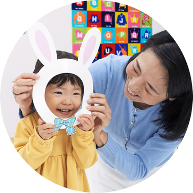 講師と一緒にレッスンを楽しむ子ども