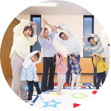 親子で体を動かしながら英語の歌を楽しむ様子