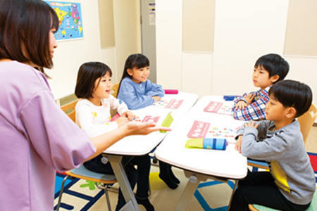 講師と英語でやりとりする小学生