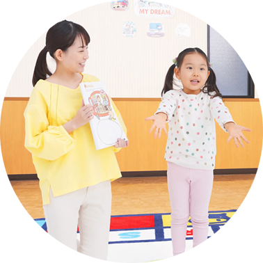 英語でパフォーマンスをする子ども
