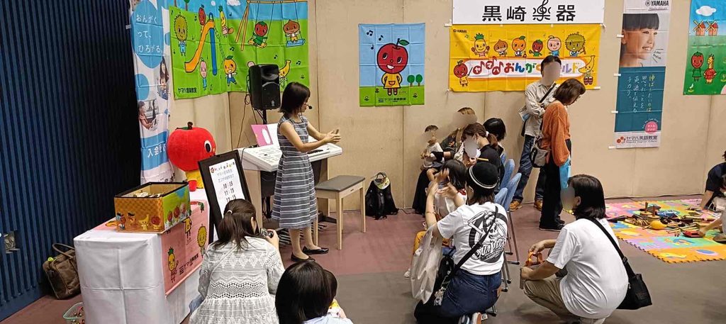 おぎゃっと21の黒崎楽器ブースで行われたミニ体験レッスン