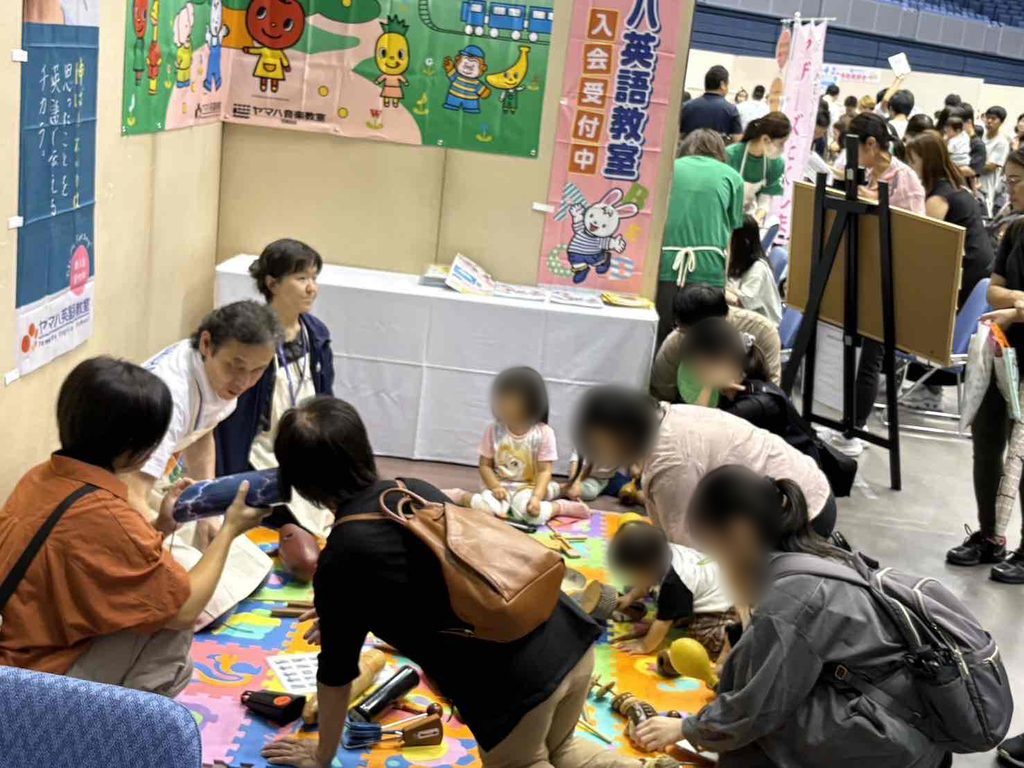 おぎゃっと21の楽器コーナーで遊ぶ子どもたち